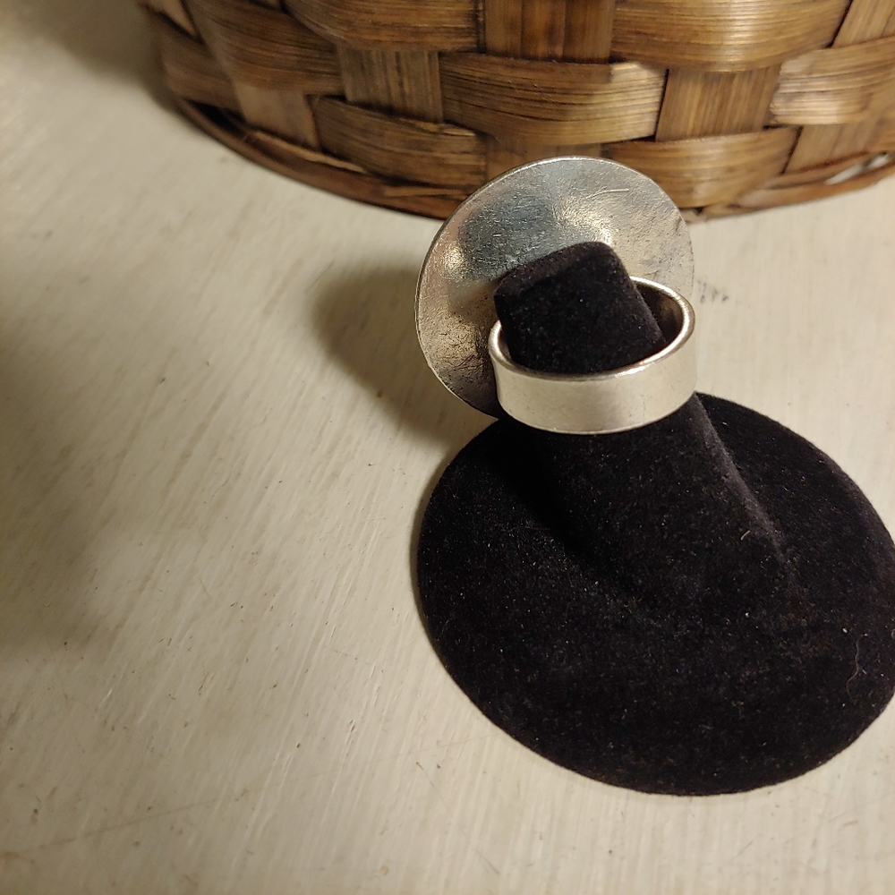 Unmarked Silver Ring With Flower Pattern - image 3